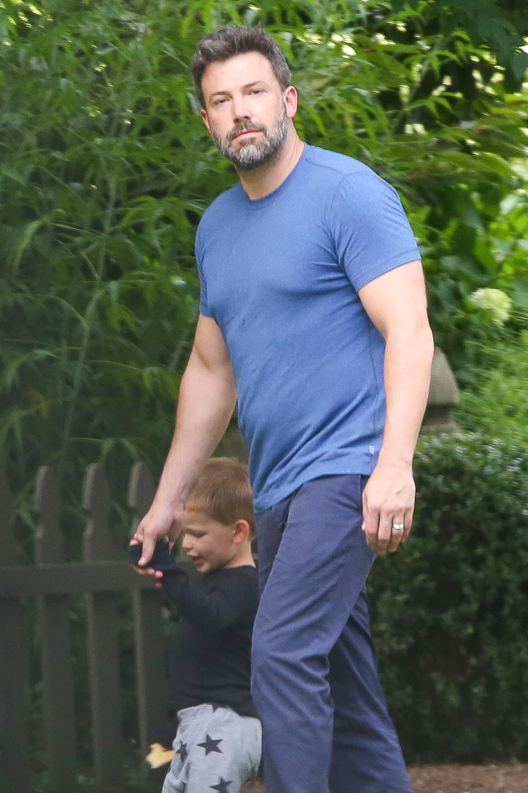 Hace unos días Ben salió a pasear así con su hijo Samuel.