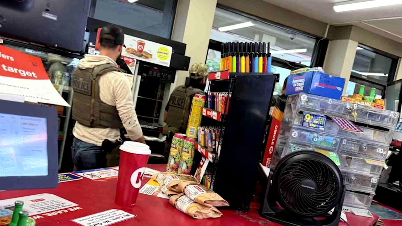 Agentes de ICE arrestan a un migrante dentro de una tienda en San Antonio