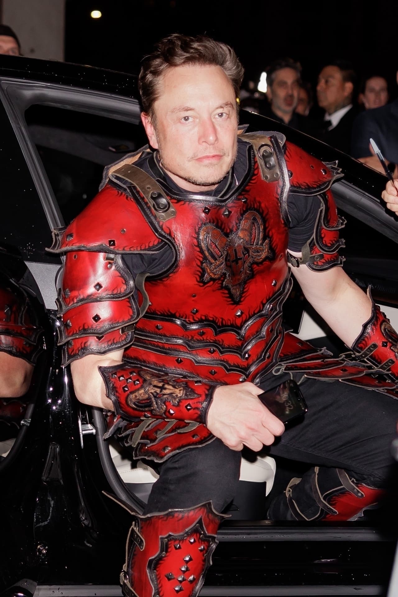 Elon Musk vistió como un samurái con una cruz invertida en la espalda.