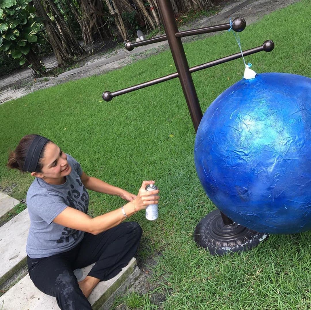 Por su parte, Karla Martínez dejó al descubierto habilidades que no conocíamos: las manualidades. Una de ellas fue crear una piñata alusiva al espacio para la fiesta de su sobrino Gael.
<br>