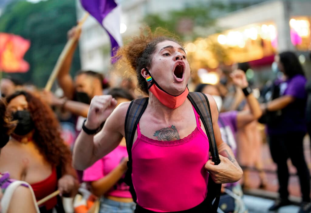 <b>Brasil</b>
<br>
<br>Una manifestante marcha gritando consignas contra el presidente de Brasil, Jair Bolsonaro, para conmemorar el Día Internacional de la Mujer en Sao Paulo, Brasil, el martes 8 de marzo de 2022.