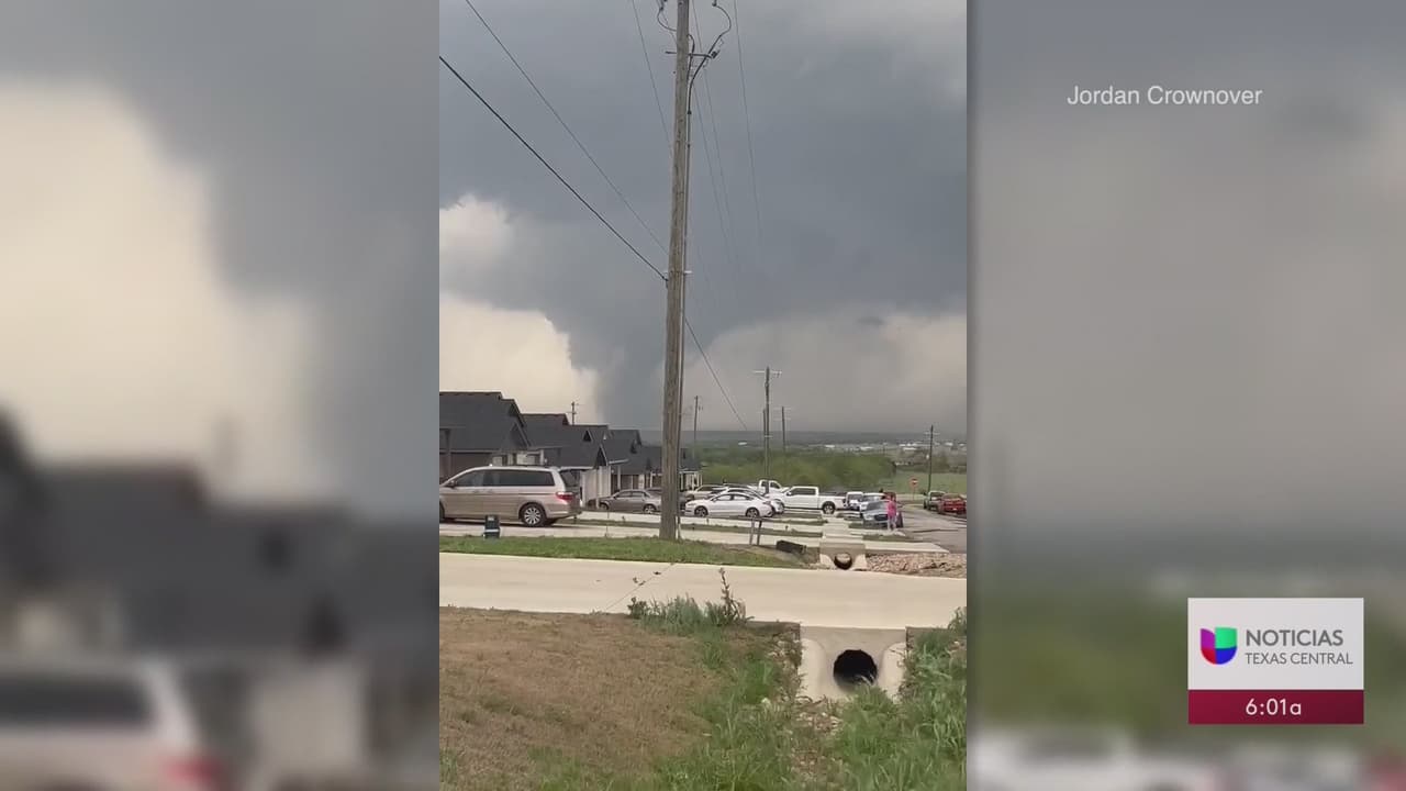 Varios videos tomados por ciudadanos captaron el momento en que se formó el tornado.