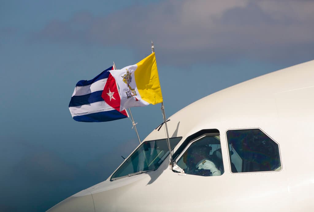 Las banderas de Cuba y del Vaticano en el avión de Alitalia que aterrizó en La Habana durante la segunda visita del papa Francisco a Cuba el 12 de febrero de 2016.