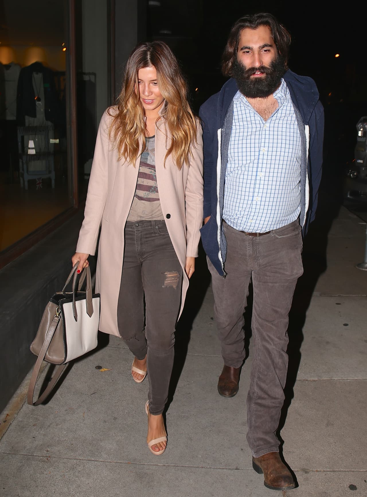 Un misterioso y barbudo nuevo amigo para Michelle. ¿Será su novio?