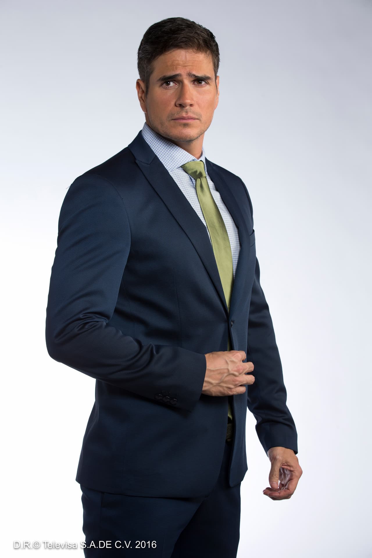 Como protagonista masculino está Daniel Arenas, el galán de telenovelas que en esta ocasión da vida a Pablo Leal, un escolta profesional disciplinado y de buenos sentimientos. 
<br>