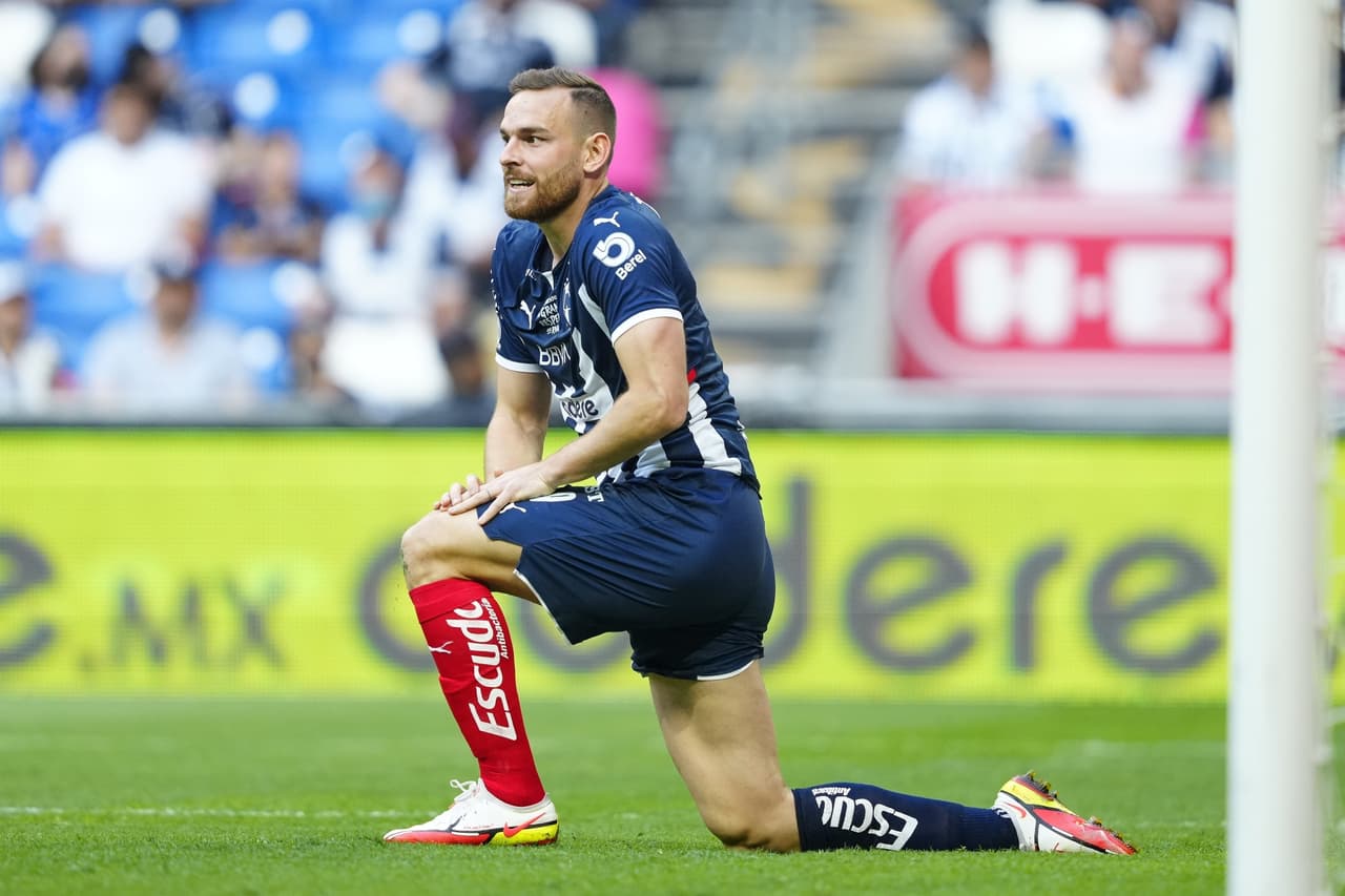 El primer tiempo en el Gigante de Acero entre Rayados y Santos Laguna tuvo de todo: errores, imprecisiones, fallos increíbles y espectáculo por parte de Carlos Acevedo.