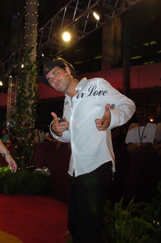 Valentino Lanús llegó como todo un galán, luciendo un sombrero.