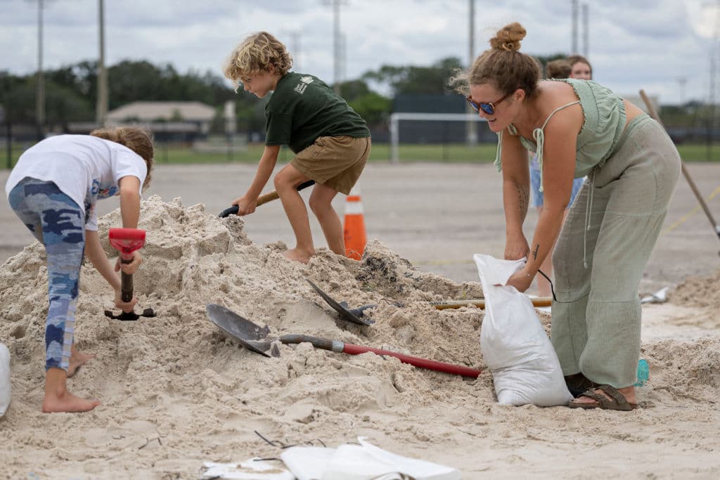 Familias llenas sacos de arena en el complejo deportivo Joe DiMaggio en Clearwater, Florida.