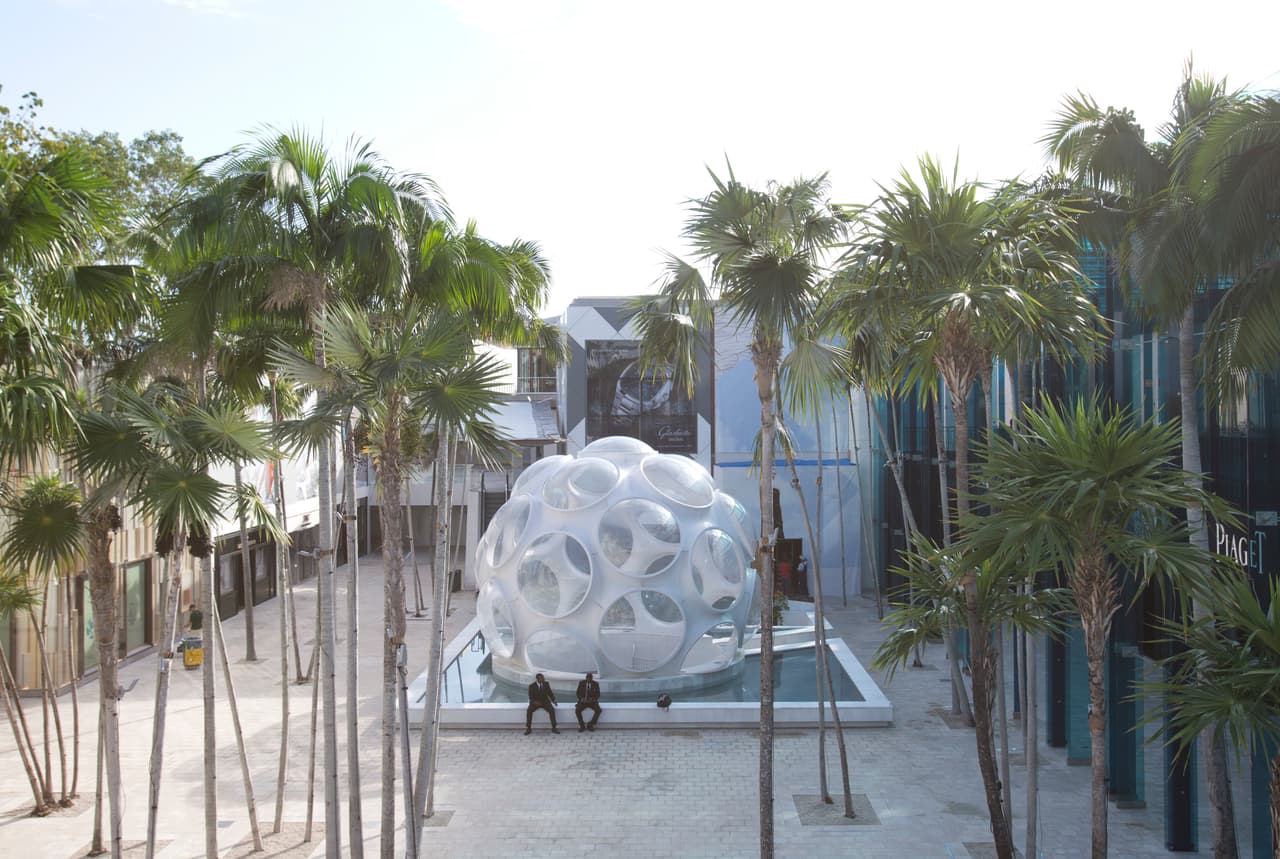 <i><b>Design District</b></i>
<b>, Miami.</b> Un creativo e innovador paseo al aire libre en la vibrante ciudad del sur de Florida. Puede ver las vitrinas de sus fabulosas tiendas, disfrutar de las áreas exteriores de los restaurantes abiertos al público y deleitarse con las esculturas y murales que saltan en cada esquina. Si camina algunas cuadras llegará a Wynwood, un área de la ciudad conocida por sus espectaculares murales.