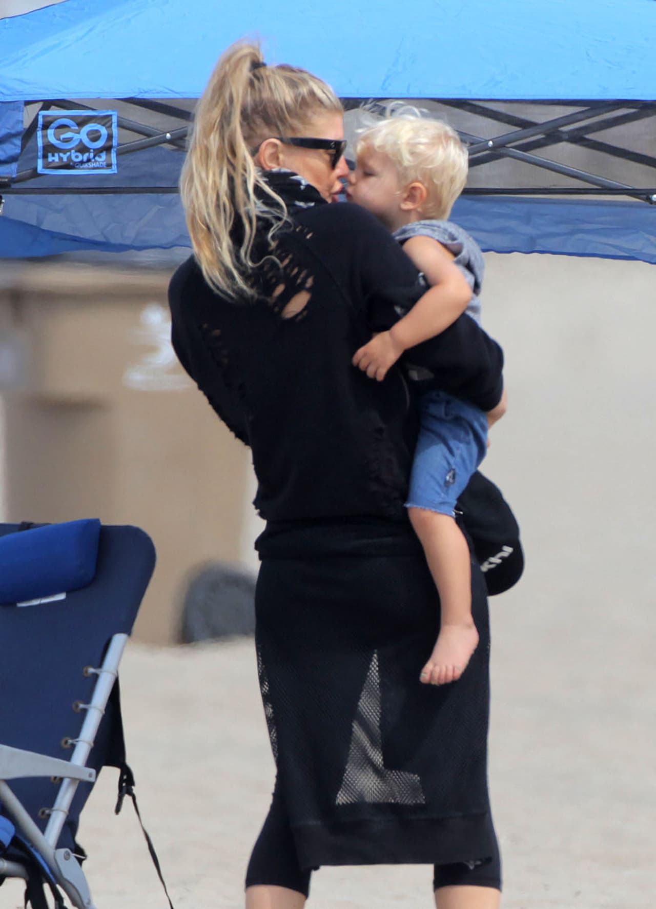 La cantante de Black Eyed Peas dejó de apapachar al pequeño Axl.