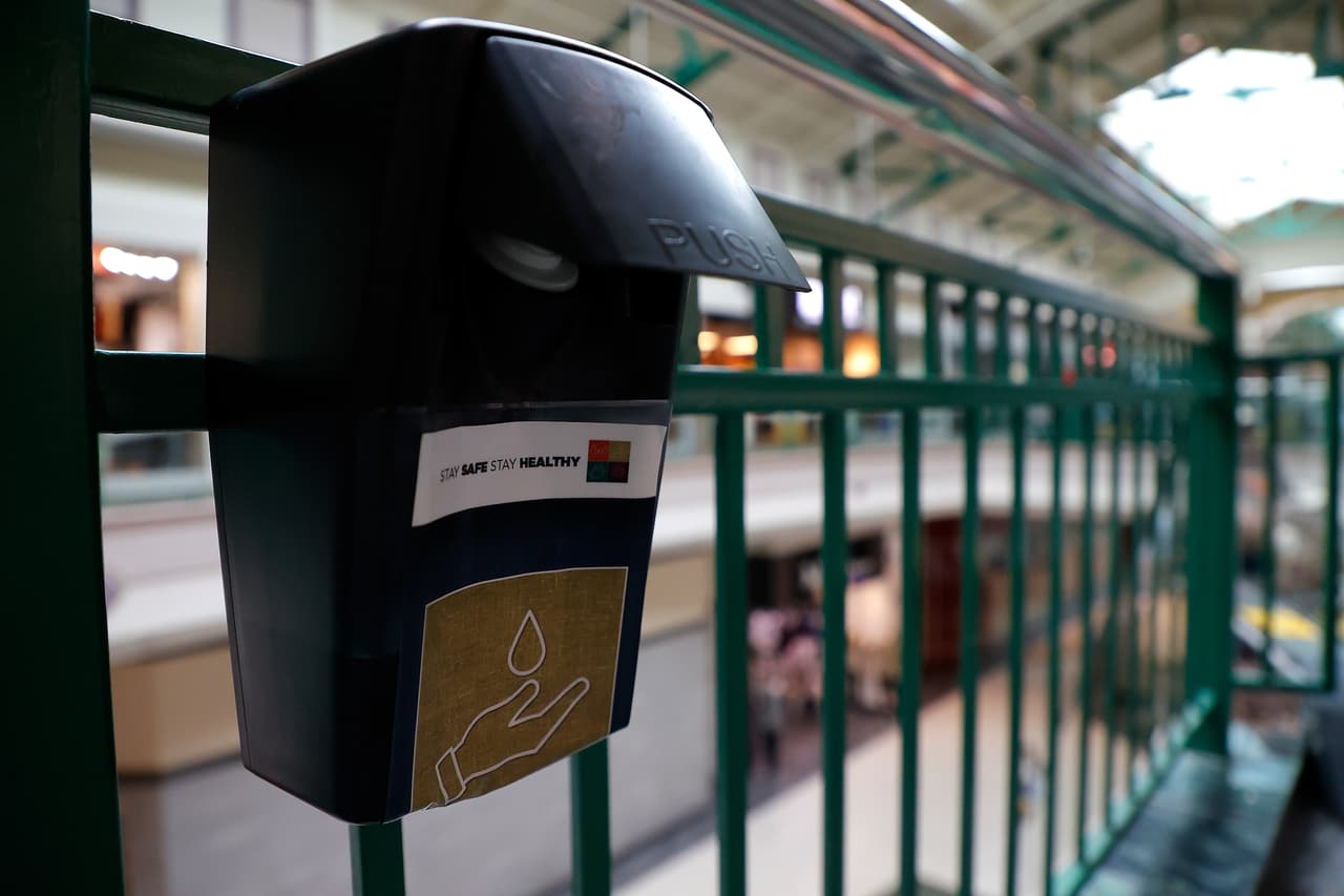 También se les instó a colocar unidades desinfectantes para manos en todas las instalaciones. Así como aumentar la frecuencia de limpieza y desinfección de todas las áreas comunes de alto tráfico con un enfoque mejorado en todos los puntos de contacto con los agentes de limpieza recomendados por los CDC.