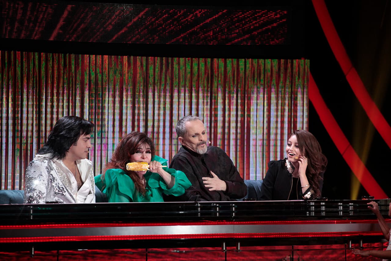 Decepcionada, la juez de 19 años vio cómo el resto de los jueces lo mordieron placenteramente. Verónica Castro fue la primera.