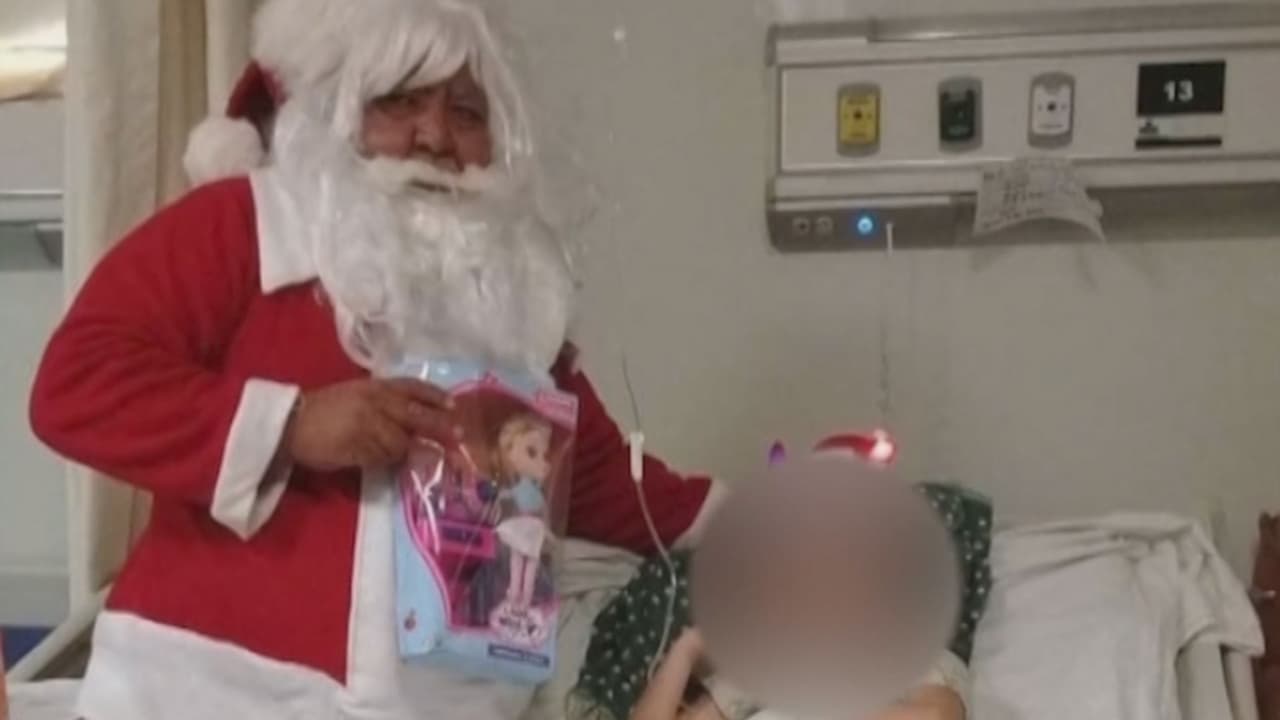 Santa Claus intercambia elotes por juguetes para niños en hospitales de México
