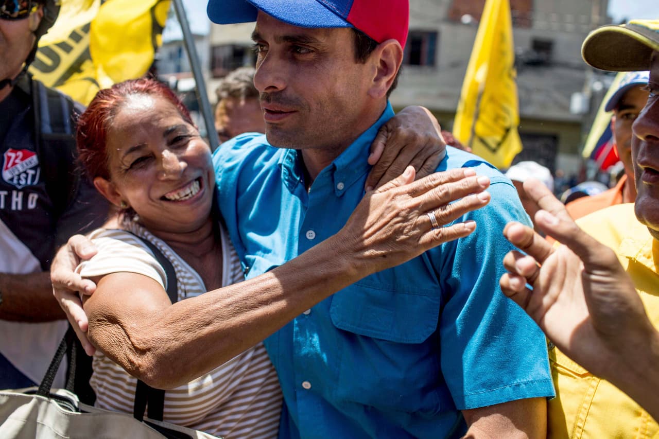 <b>Excandidato presidencial y gobernador de Miranda.</b> 18 de mayo de 2017. Henrique Capriles Radonski, el líder opositor que se disputó la presidencia con Hugo Chávez y Nicolás Maduro
<a href="http://www.elmundo.es/internacional/2017/05/18/591dc60446163f6f208b4577.html">fue impedido de viajar</a> a reunirse con el comisionado de Derechos Humanos de la ONU. Le anularon el pasaporte y lo escoltaron policías.