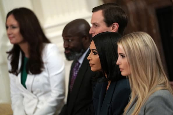 Esto también obedece a que Kim Kardashian mantiene su sueño de 
<b><a href="https://www.univision.com/famosos/es-en-serio-kim-kardashian-revela-que-esta-estudiando-para-convertirse-en-abogada-fotos" target="_blank">convertirse en abogada</a>.</b> Además de inscribirse al Colegio de Abogados de California para estudiar leyes, ayuda al proyecto Buried Alive, el cual brindó asesoría para 
<b><a href="https://www.univision.com/shows/el-gordo-y-la-flaca/kim-kardashian-habria-ayudado-a-liberar-a-17-presos-en-los-ultimos-tres-meses-y-aun-no-es-abogada-video">dar libertad a 17 presos </a></b>que recibieron largas sentencias de cárcel por delitos de bajo nivel relacionados a las drogas.
