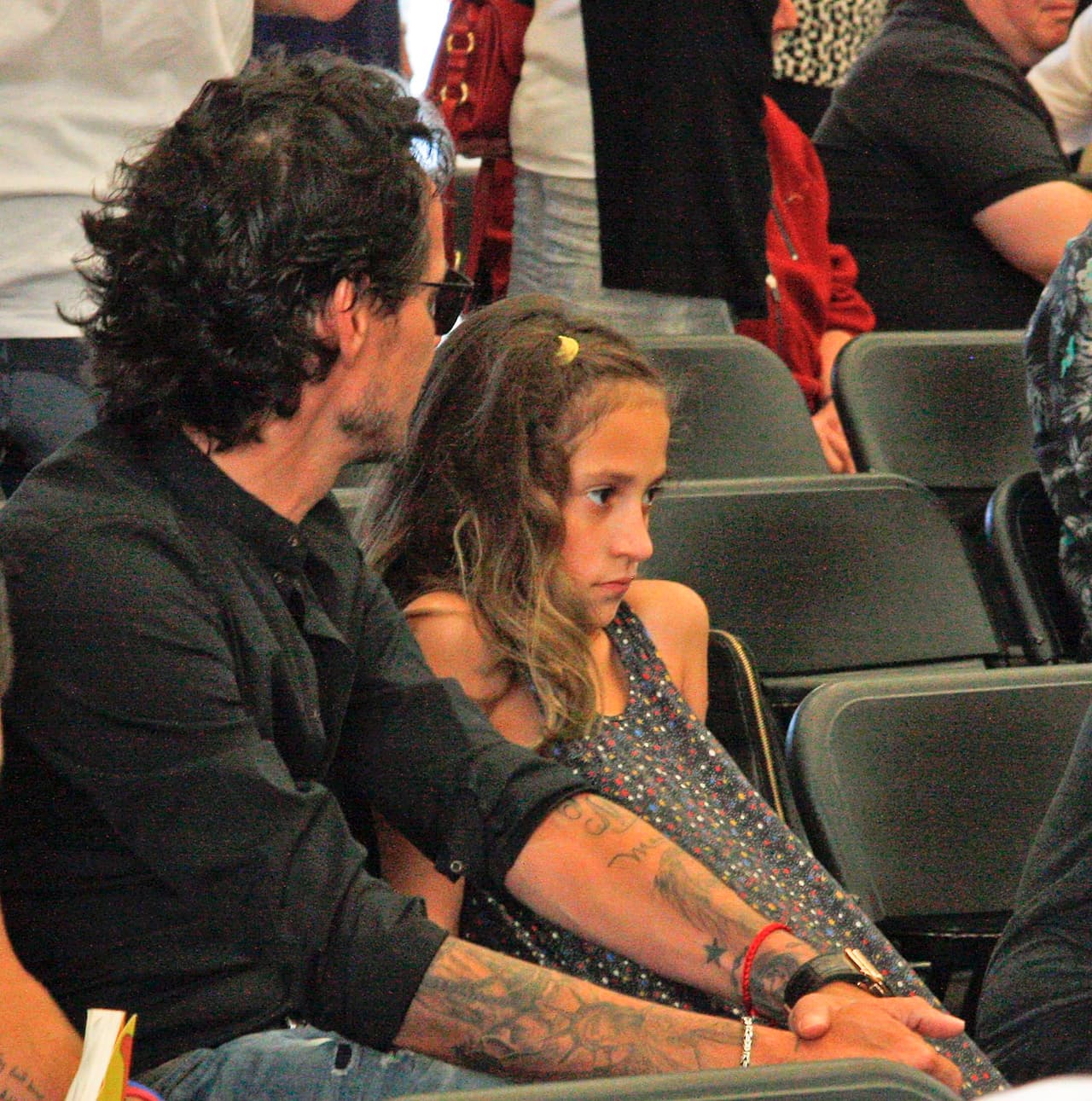 Aunque estaba con papá, Emme, la hija de Marc Anthony y y Jennifer López, parecía aburrida en la graduación de su hermano por parte de padre, Ryan.