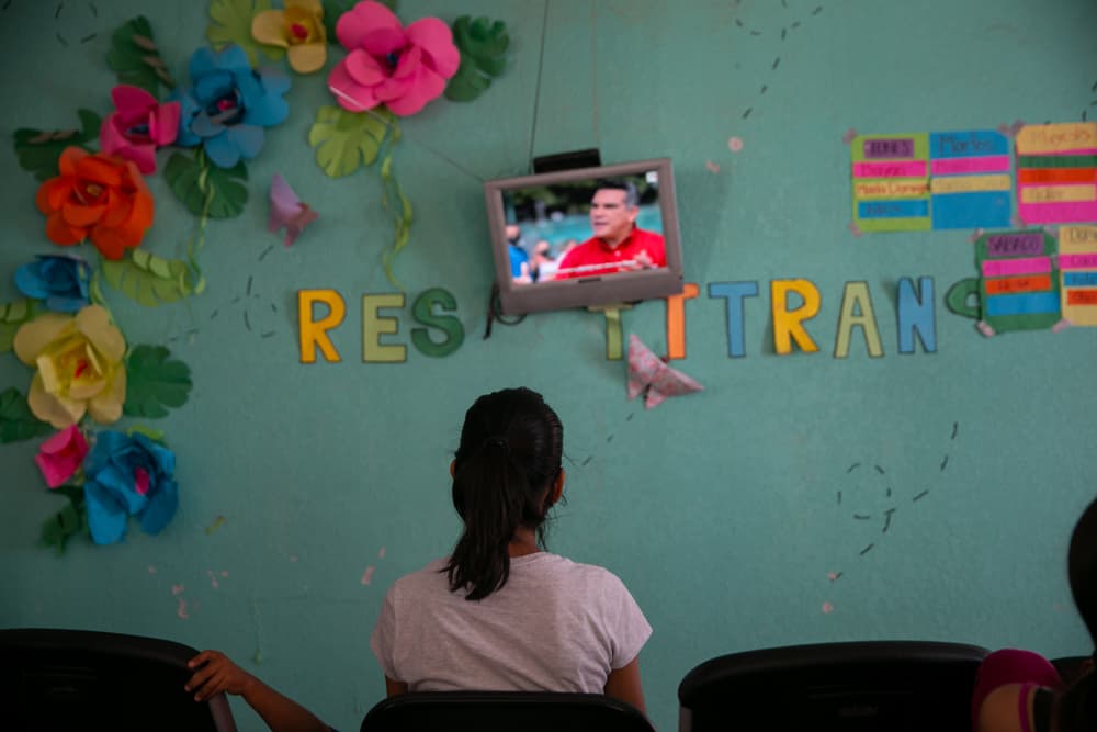 El albergue tiene una capacidad de 400 personas que pueden ser ubicadas en sus cuatro pisos. Pero con la pandemia debieron reducir la operación a la mitad. Desde la llegada de Biden al gobierno, el lugar ha estado ocupado a su máxima capacidad: 
<b>hasta 200 personas a diario, y la mayoría no son de la comunidad trans sino migrantes expulsados por Estados Unidos bajo Título 42.</b> Esta política cayó por sorpresa para las autoridades mexicanas y también para las organizaciones que los reciben bajo su techo.