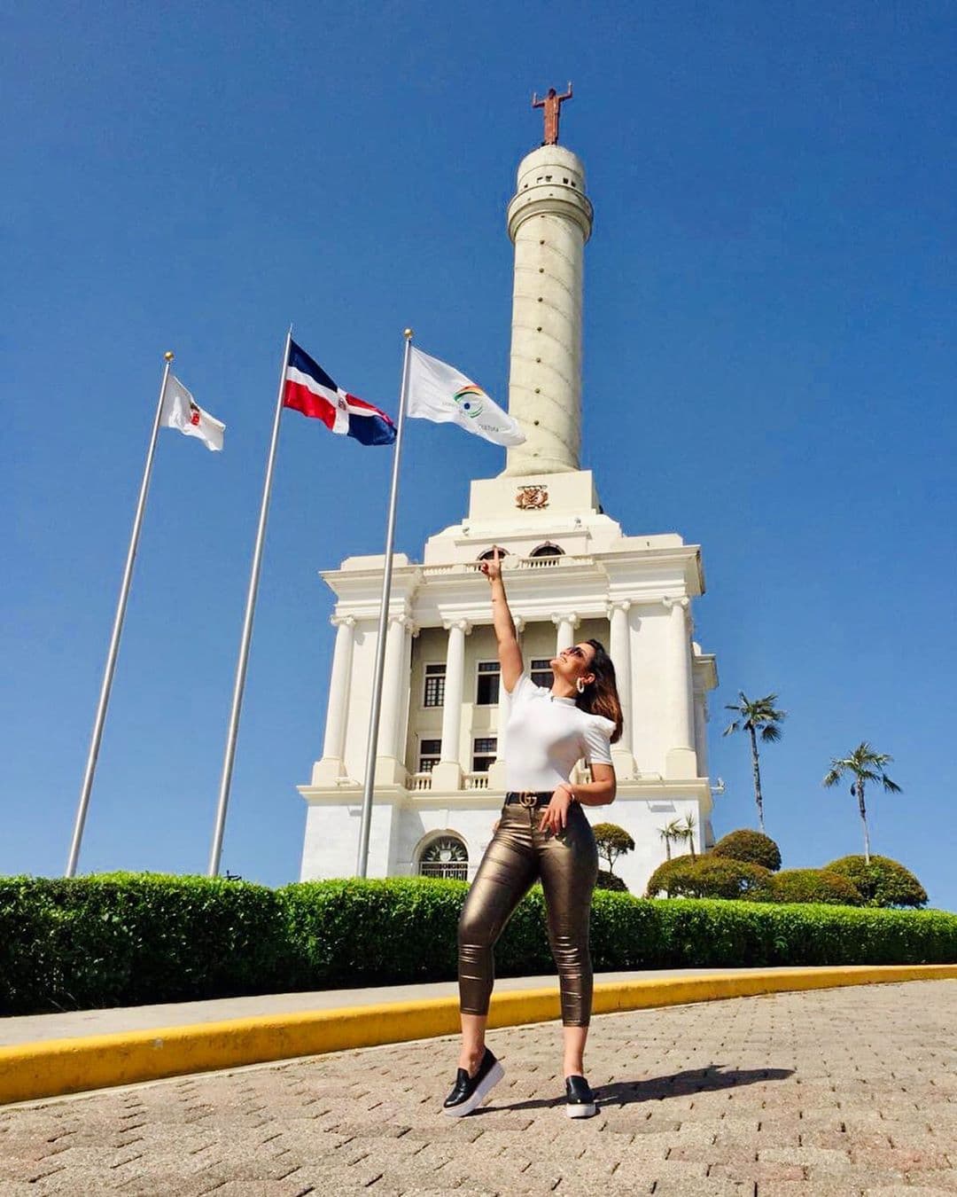 Clarissa Molina aprovechó la visita a su tierra natal para recorrer algunos 
<b><a href="https://www.univision.com/shows/el-gordo-y-la-flaca/clarissa-molina-recorrio-los-lugares-que-la-vieron-crecer-en-republica-dominicana-y-carlitos-la-acompano-video">lugares que la vieron crecer</a></b>.