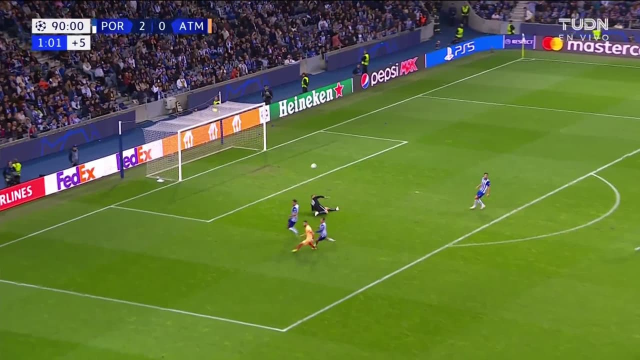 ¡TIRO ATAJADO! disparo por Yannick Carrasco.