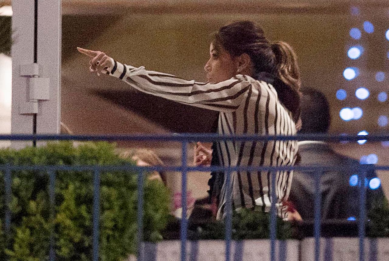 Parece que grita: "¡Échale, mi Vicky!"