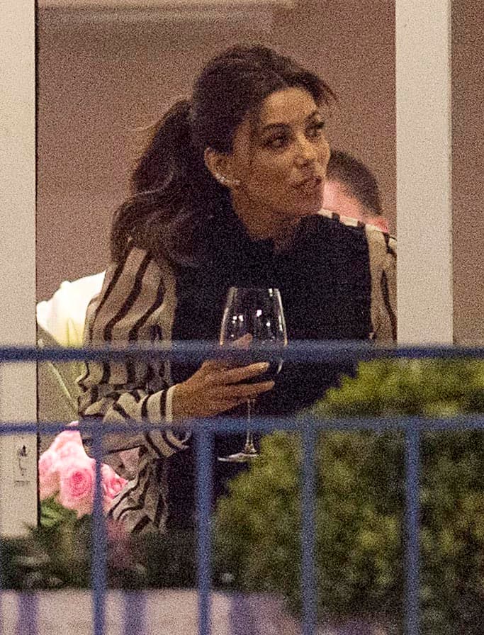 Eva aprovechó su estancia en Cannes para ponerse al corriente con los chismes.
