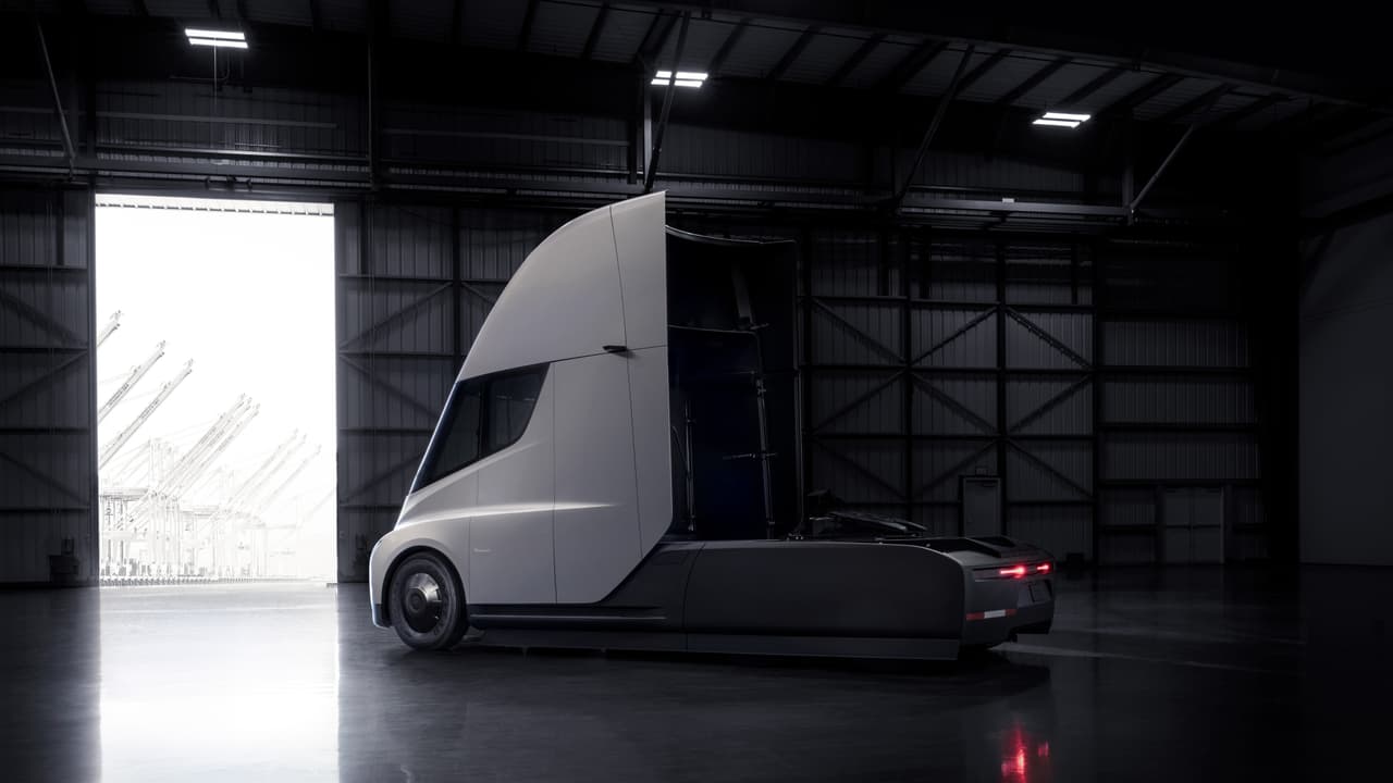 La larga esperá terminó. 
<b>Tesla</b> reveló su esperado 
<b>camión trailer eléctrico, </b>como parte de su plan maestro para cubrir todos los medios de transporte terrestre.