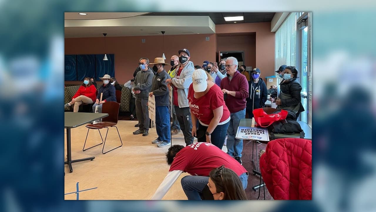 Maestros se manifiestan adentro de la sede del Distrito Escolar de Sacramento