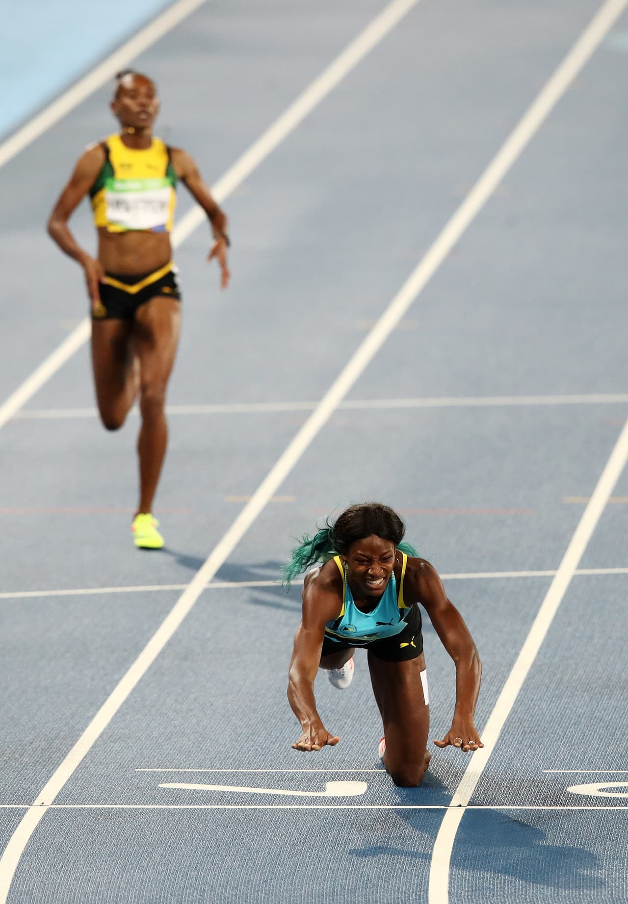 La discutida caída de la atleta de Bahamas Shaunne Miller justo al momento de cruzar la meta, para ganar la final de los 400 metros.