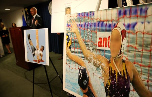 El fraude trabajo de dos formas; posicionándo a los candidatos, falsamente como atletas competitivos y/o pagando a los administradores de exámenes para falsificar los resultados en los exámenes, así como también pagado a terceras personas para tomar los exámenes en nombre de sus clientes.(Photo by Craig F. Walker/The Boston Globe via Getty Images)