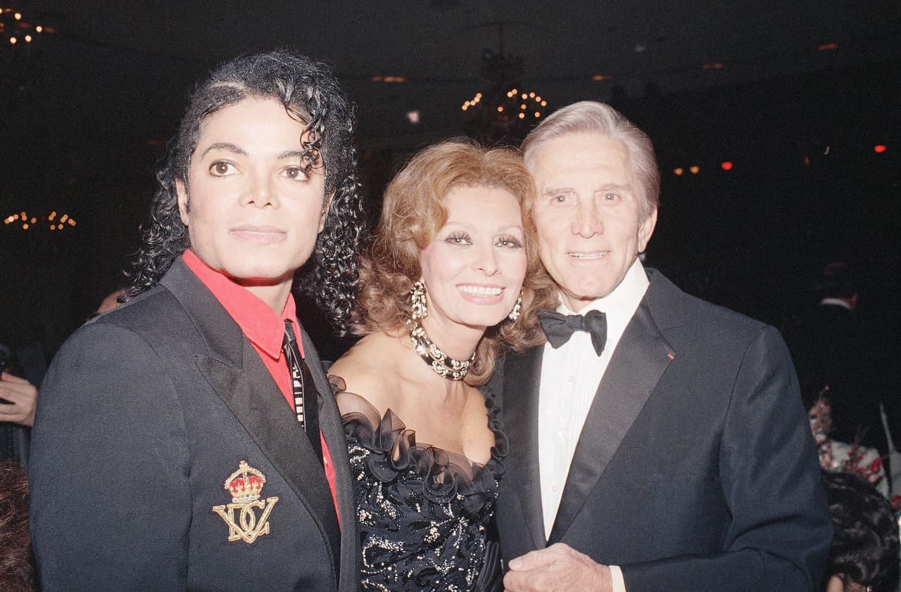 En esta imagen de 1987, Kirk Douglas fue homenajeado junto a Sophia Loren en la gala de los premios American Cinema Award, una ceremonia con fines benéficos a la que también se unió Michael Jackson.