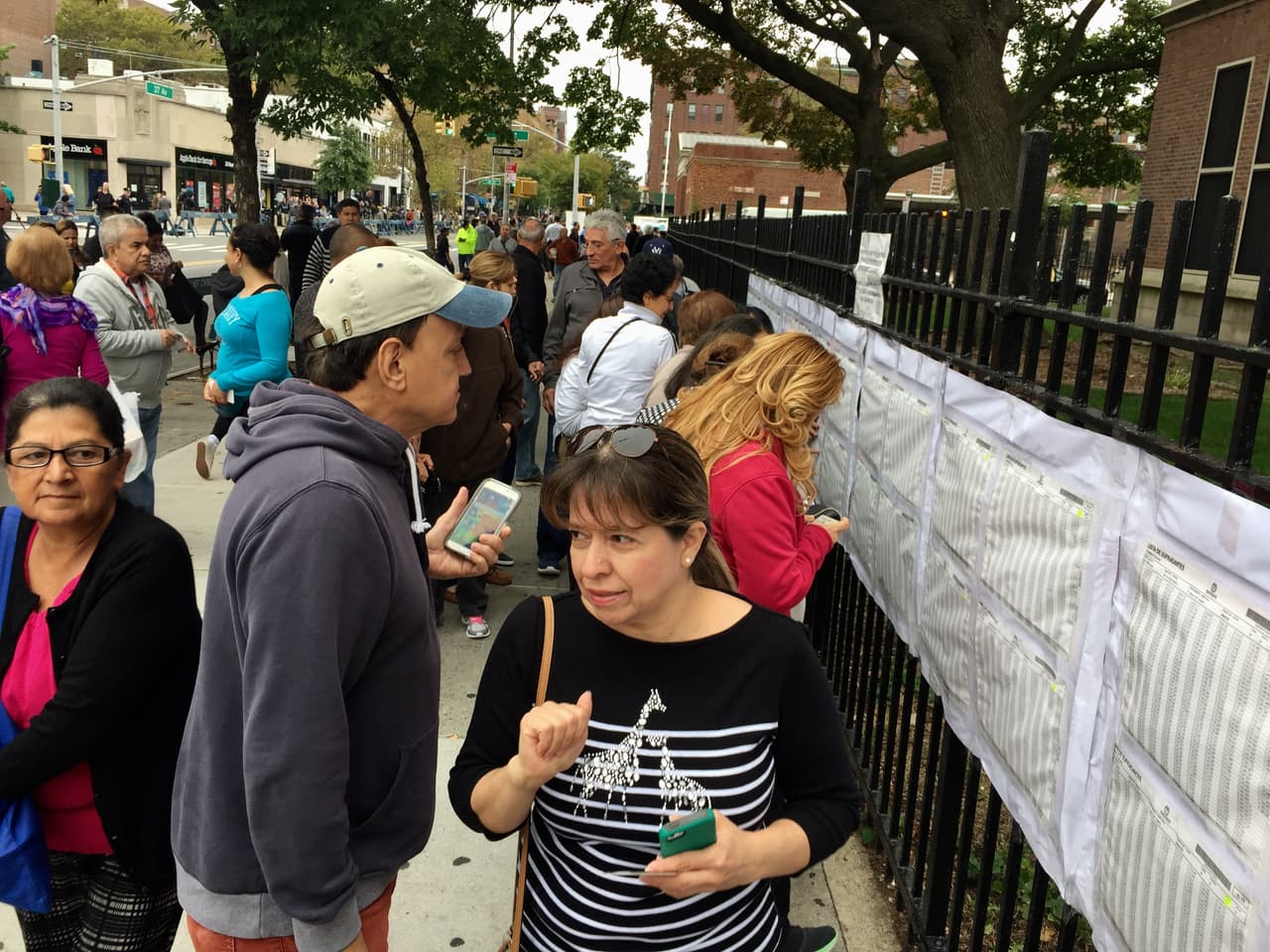 Los colombianos acudieron a la escuela pública PS69 para emitir su voto.