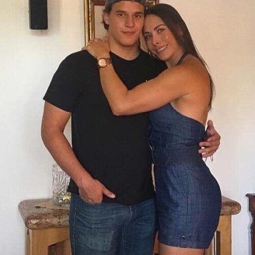 La madre de José Eduardo, Vanessa Guzmán, tampoco cabe de alegría por la llegada de su primera nieta. "Mi princesa hermosa #V.E.R", dijo la actriz y físicoculturista aludiendo a las presuntas iniciales del nombre de la bebé.