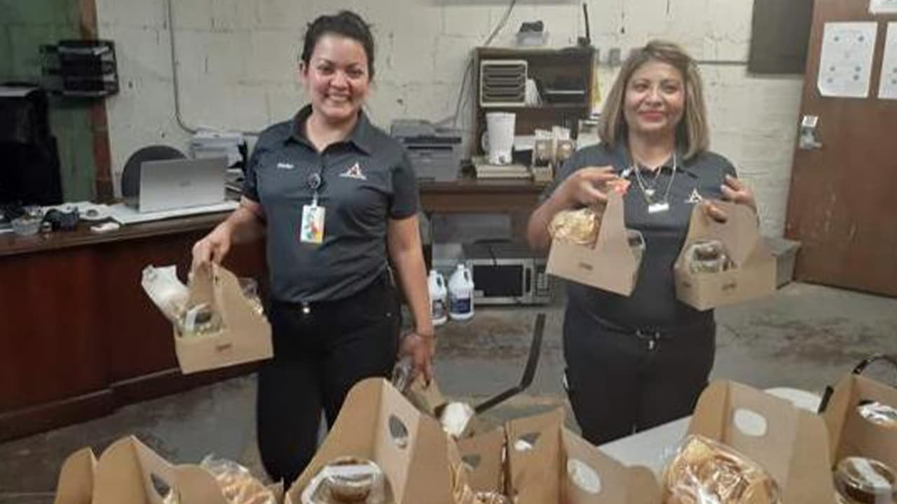 El equipo de Ambassador recibió sus platillos el jueves 2 de abril.