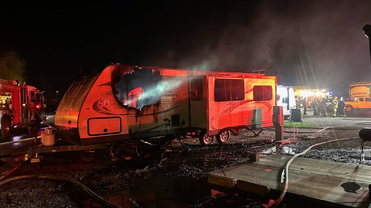 Buen samaritano rescata a un hombre de un incendio en casa móvil en Phoenix