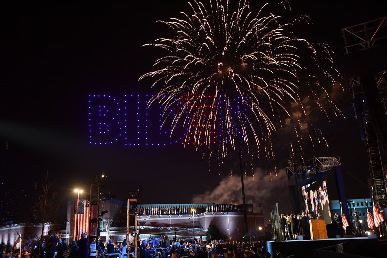 El cierre de la transmisión del reconocimiento de la victoria demócrata desde Delaware con fuegos artificiales. Estados Unidos debió esperar días mientras estados cruciales contaban la gran cantidad de papeletas enviadas por correo ante una participación electoral récord.
