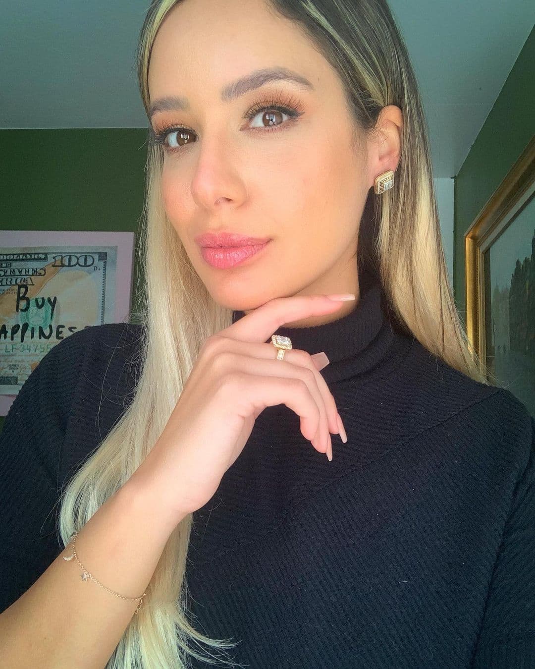 Aleyda Ortiz posó desde su casa luciendo algunos accesorios, elegantes y discretos.