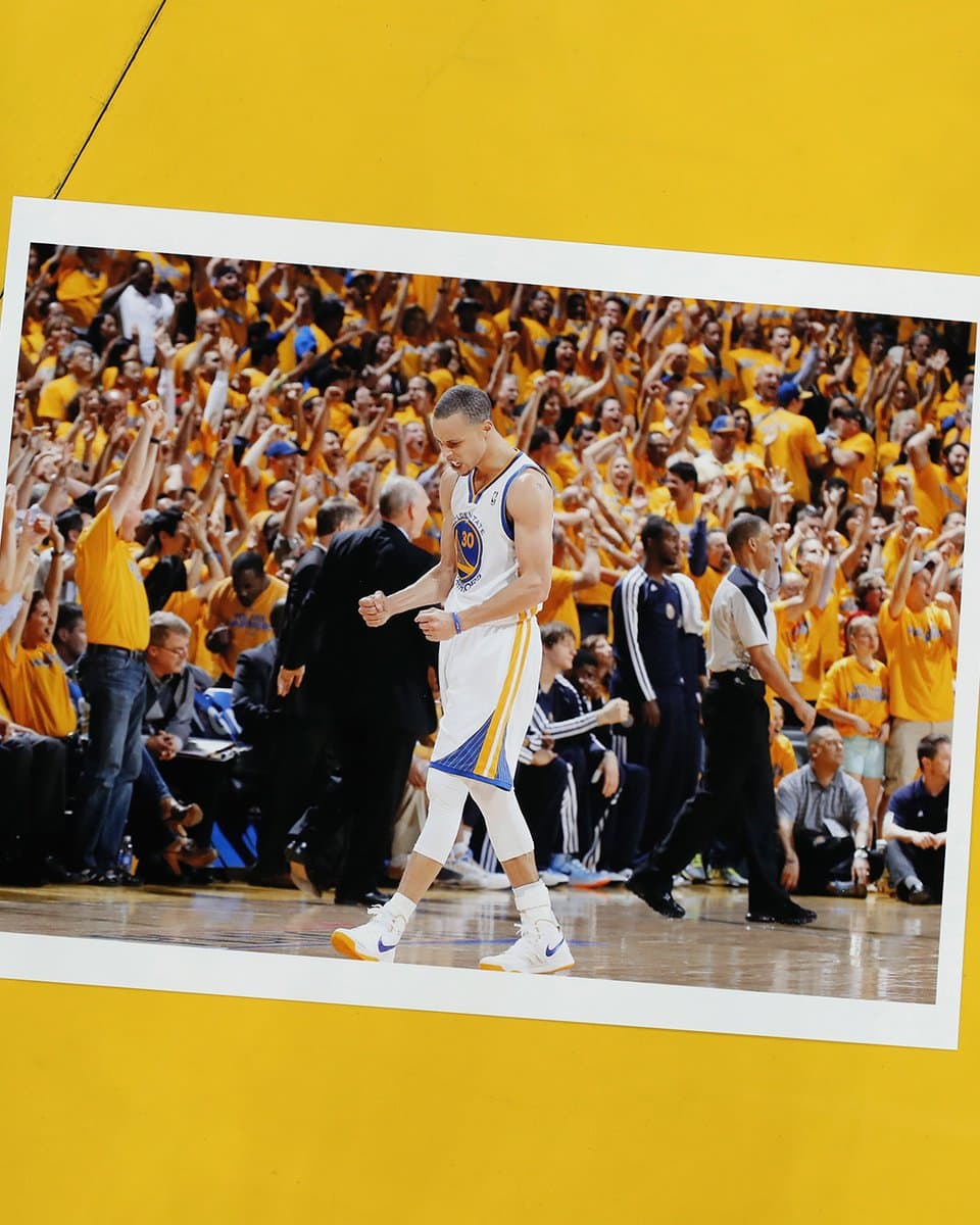 Antes de convertirse en una dinastía que los llevara cinco finales de forma consecutiva, los Warriors atravesaron por una sequía de más de 40 años en campeonatos. En esta imagen de 2013, un joven Steph Curry celebra cuando el equipo avanzó a las semifinales por primera vez desde el 2007.