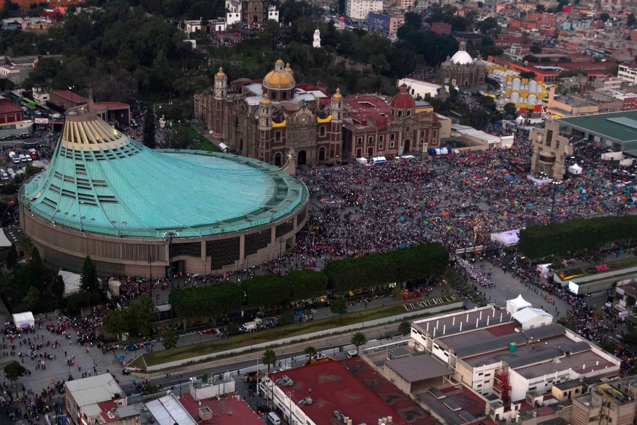 Toma aérea de peregrinos en las inmediaciones de la Basílica de Guadalupe.