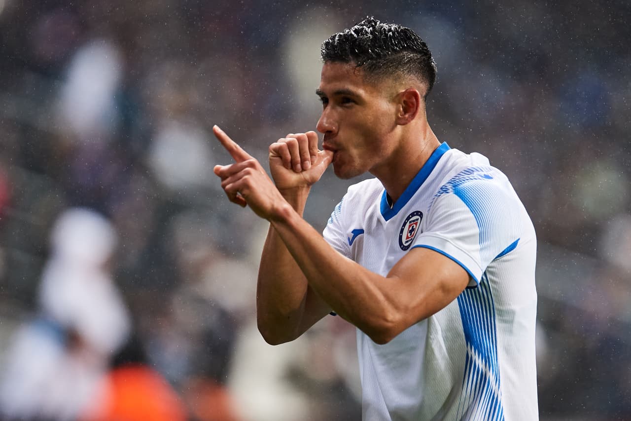 A los 30 minutos, Uriel Antuna abrió el marcador en el 'Gigante de Acero' y se estrenó como goleador con La Máquina.