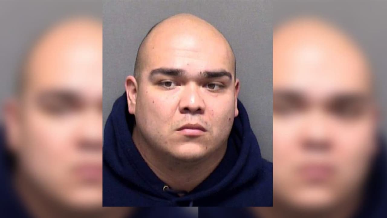 Le pateó la cara hasta sacarle sangre: arrestan a un oficial del condado Bexar por violencia de género