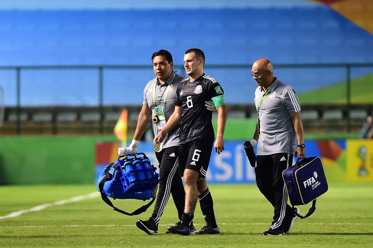 El mediocampista mexicano, Eugenio Pizzuto, se marcha de la cancha con dolor y la roja.