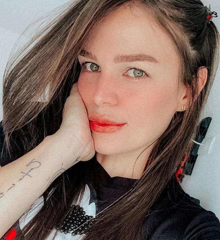 "Dentro de poco entraré a una cirugía para que 
<b><a href="https://www.univision.com/shows/primer-impacto/karol-g-dona-comida-y-dinero-para-pagar-renta-de-familias-afectadas-por-coronavirus-video" target="_blank">oren por mí</a></b>", agregó, "tengo varias cositas y (estoy) delicada de salud". 
<br>