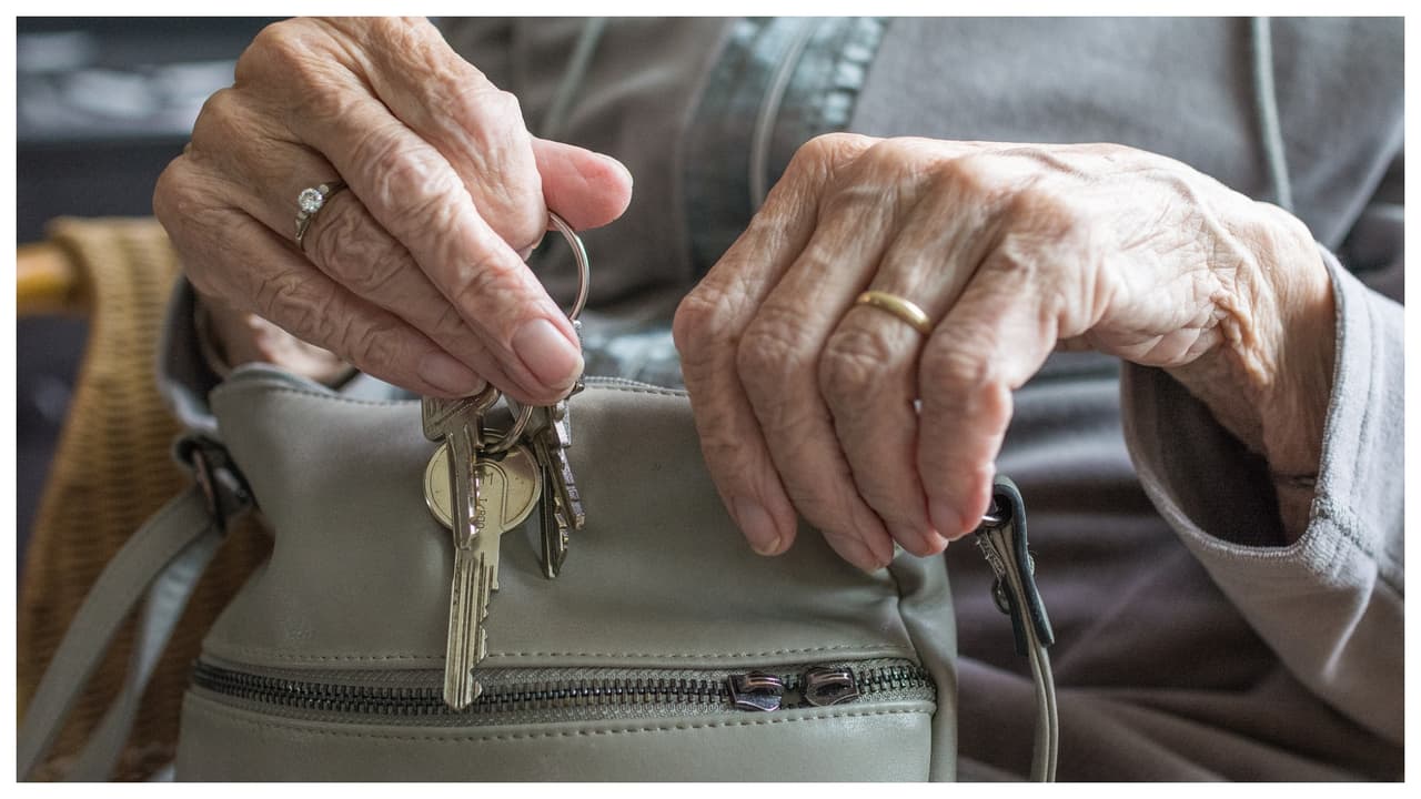 Lo mismo sucede con las llaves de tu auto. 
<b>Antes de salir del lugar donde estés, </b>lleva a mano las llaves del auto y, en cuanto subas a él, cierra la puerta con llave.