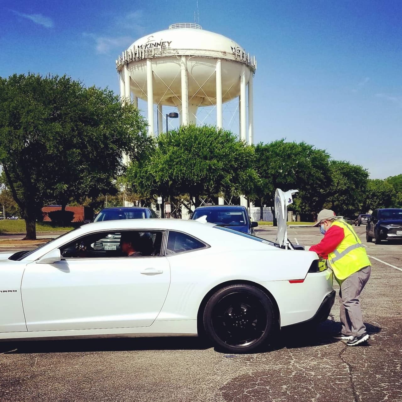 Voluntarios entregan pañales a familias necesitadas