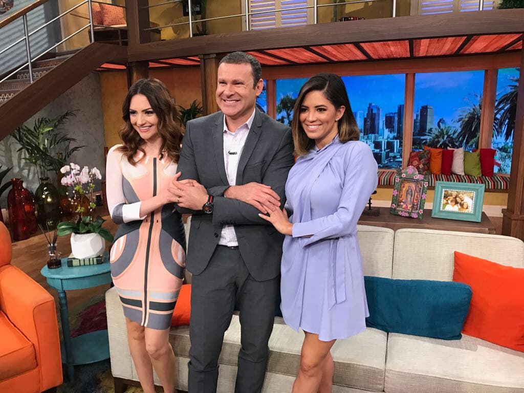 ¡Suertudote! Alan posando para la foto con nuestras dos guapas invitadas.