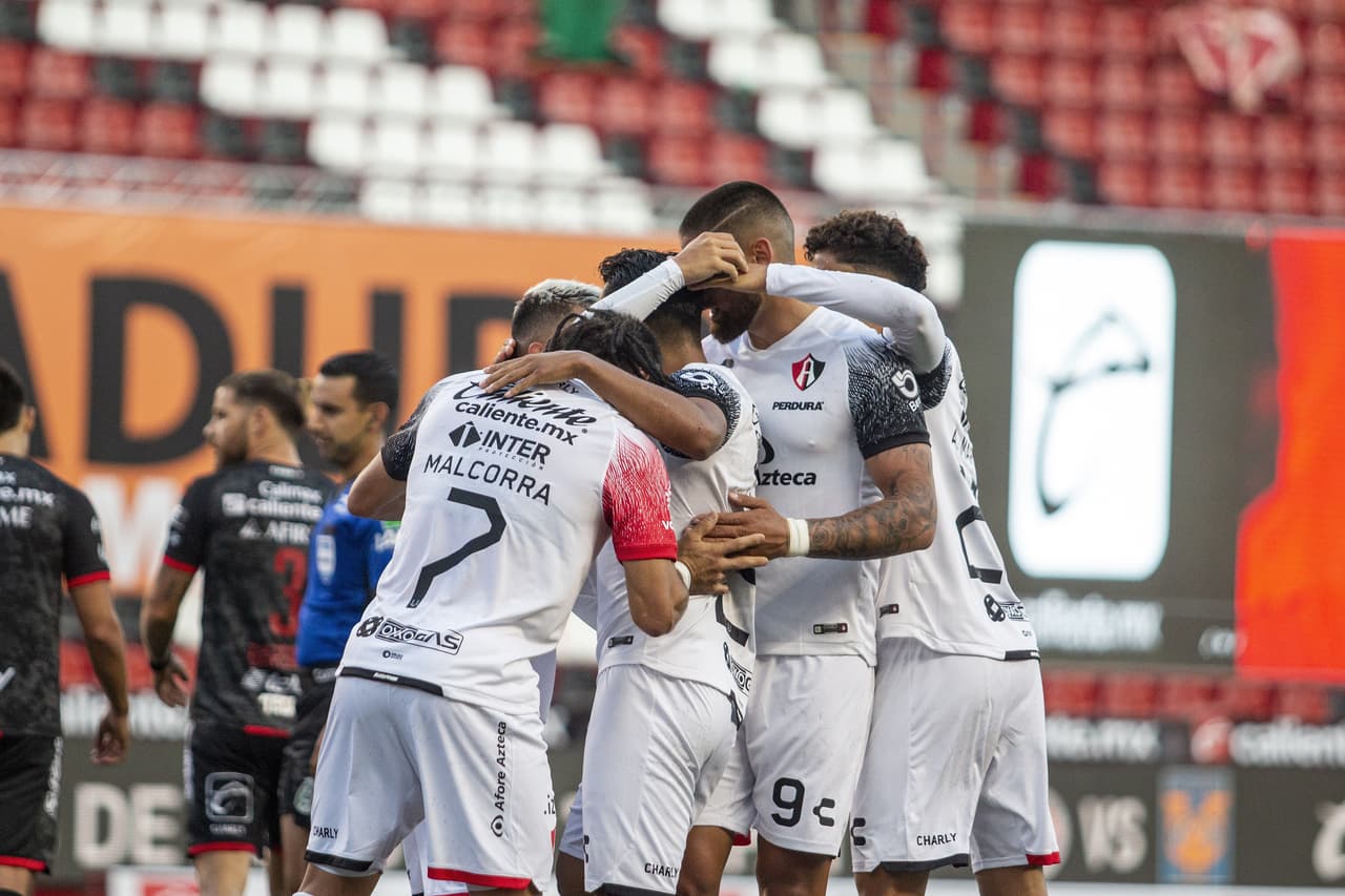 A los 21’ del tiempo corrido llegó la contundente respuesta de los rojinegros.