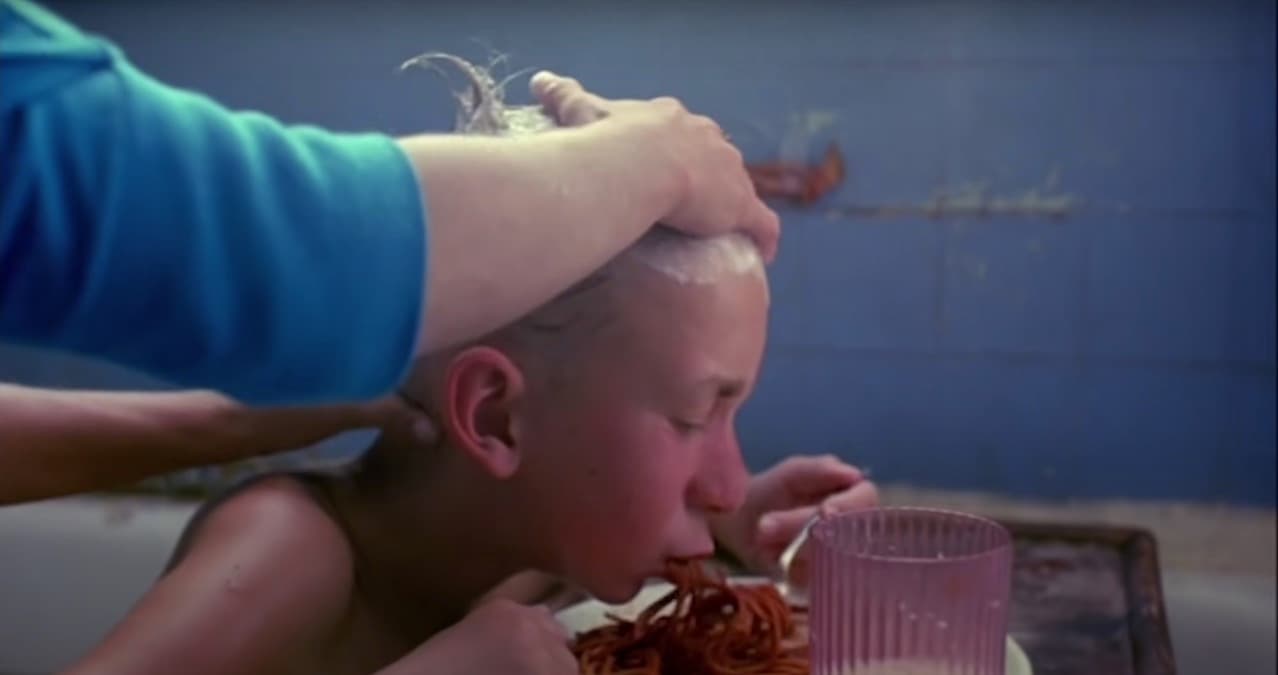 La película es confusa e introduce fragmentos de videos que muestran rituales satánicos o personas creando caos.