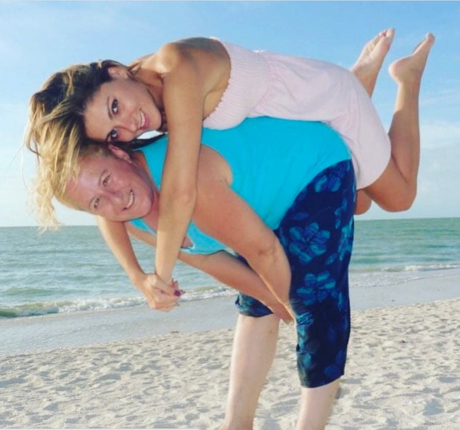 "Al margen de que Eleazar debe hacerse responsable de sus actos, en nuestras familias rebota y
<b>siento muy feo por la señora</b> porque sé que no debe estar nada bien", comentó.
<br>