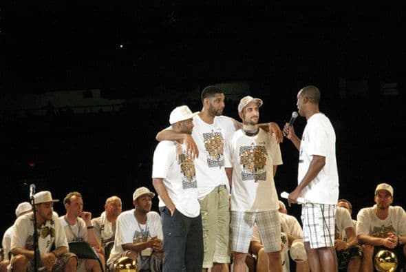 Photos: Spurs Championship Alamodome Celebration 2014