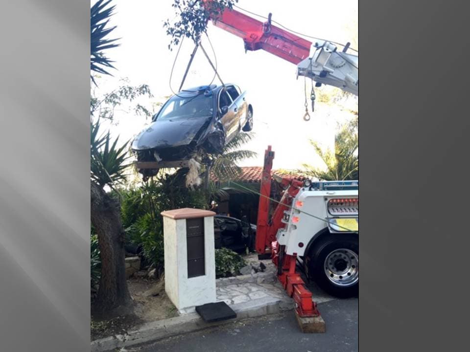 Vehículo se “estaciona” en el techo de una casa